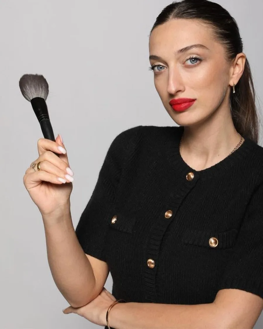 ლელაკო მაკიაჟის ფუნჯით